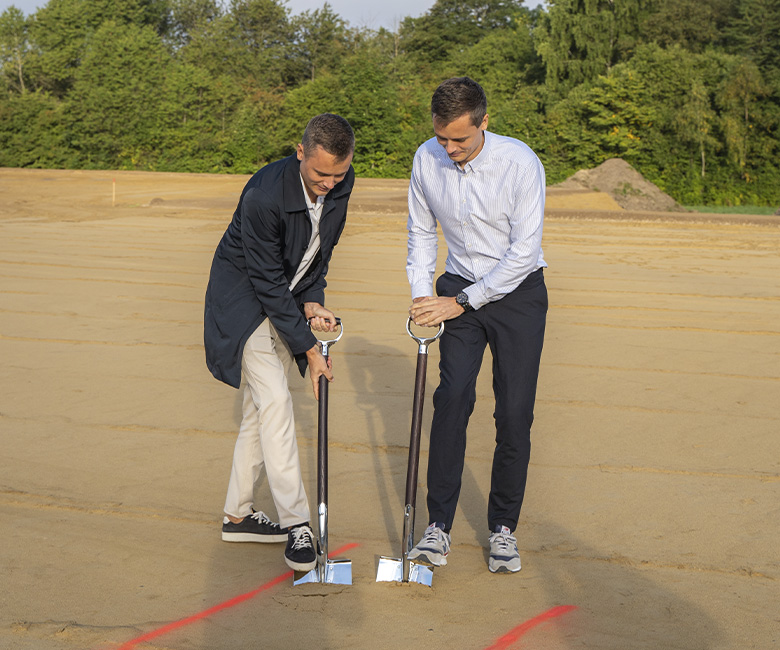 Kasper et Mikkel creusant le sol pour le nouveau si&egrave;ge