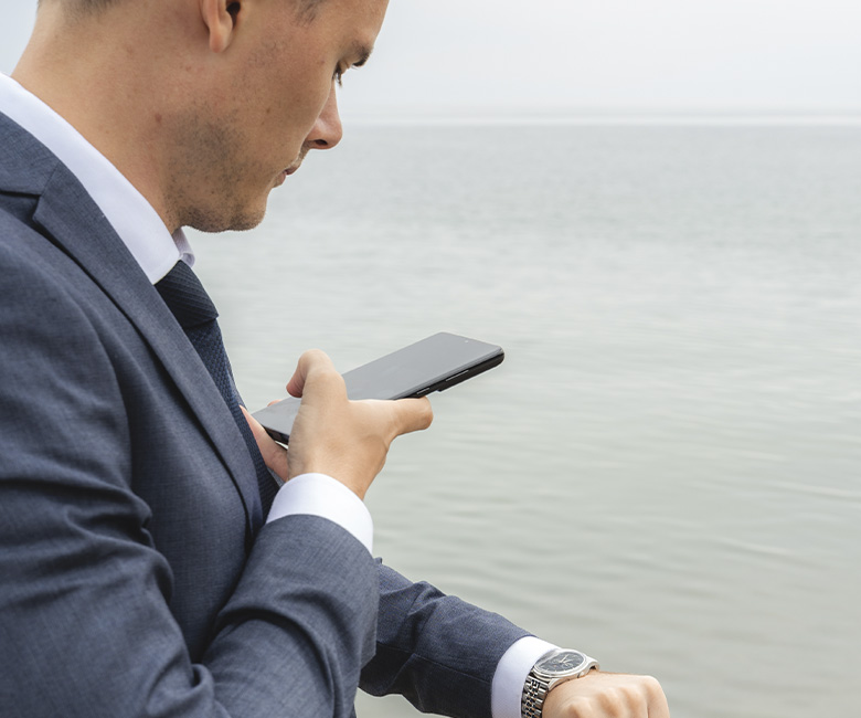 Mikkel prenant une photo de sa montre