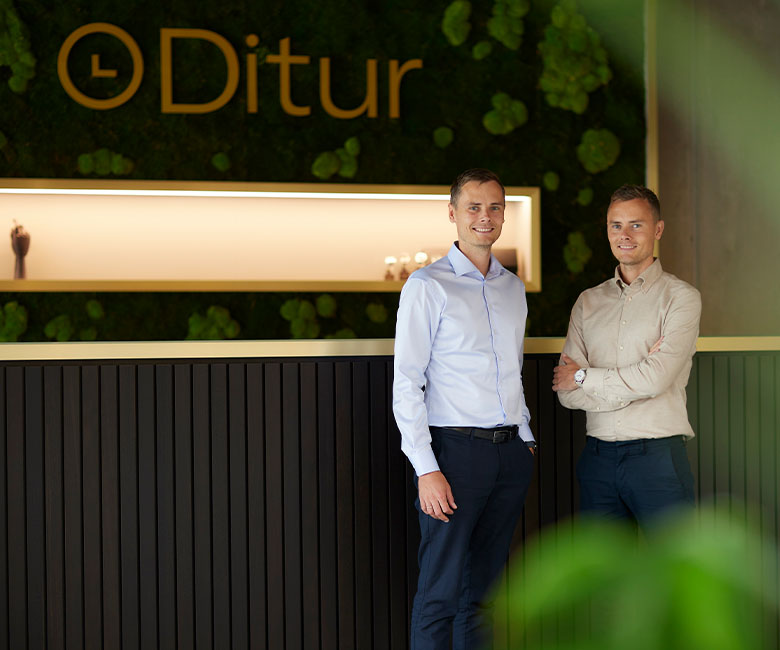 Kasper et Mikkel dans le magasin Ditur de Hasselager