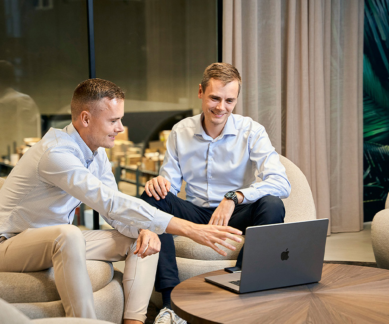 Kasper et Mikkel regardant l'ordinateur